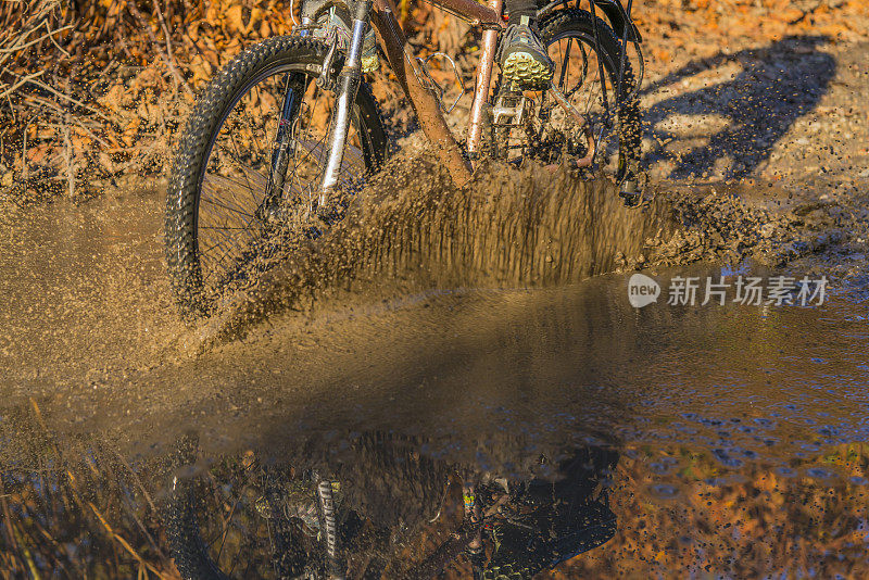 骑着自行车，泥水飞溅，到处都是。