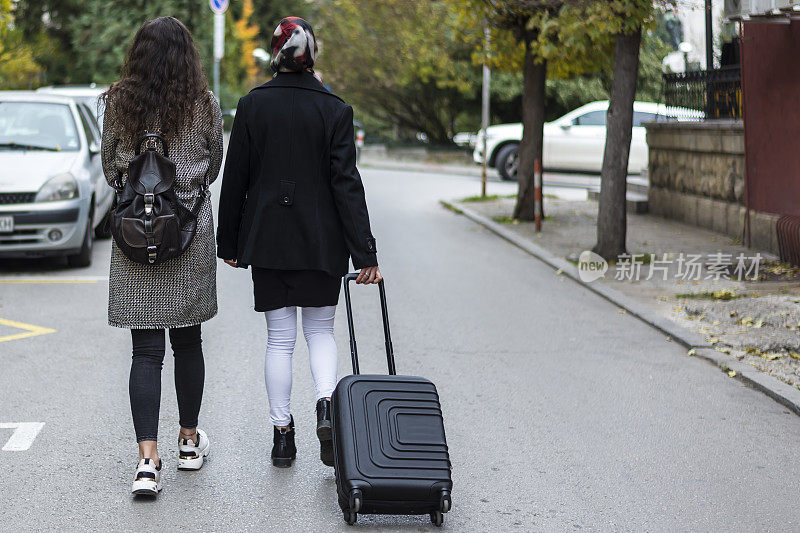 两个信仰不同宗教的女人，在城里散步