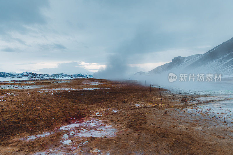 冰岛北部雪中的Hverir温泉谷风景