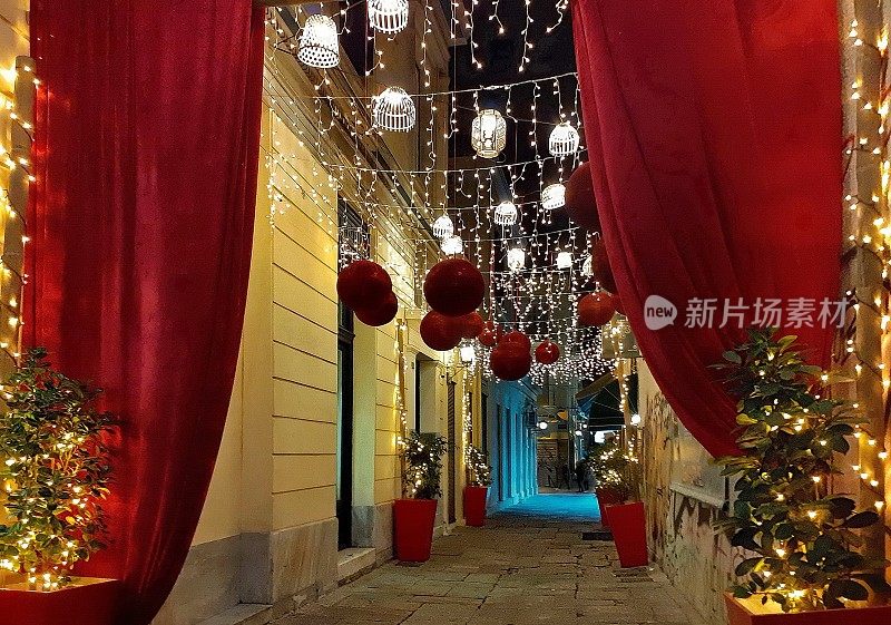 希腊雅典的街道被圣诞彩灯装饰得非常漂亮