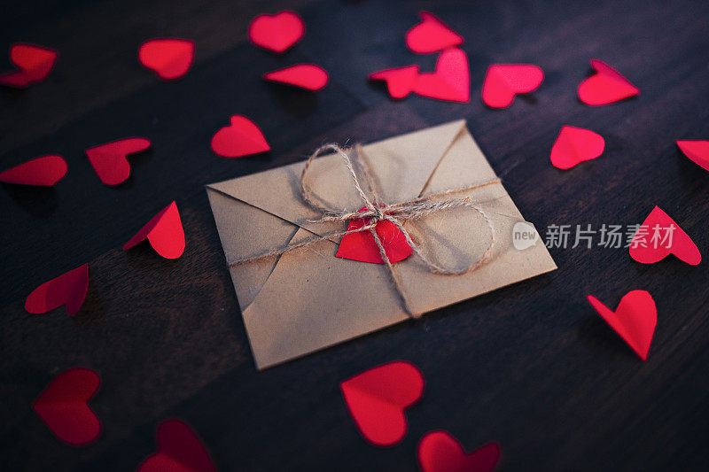 在情人节，用红心写情书的信封