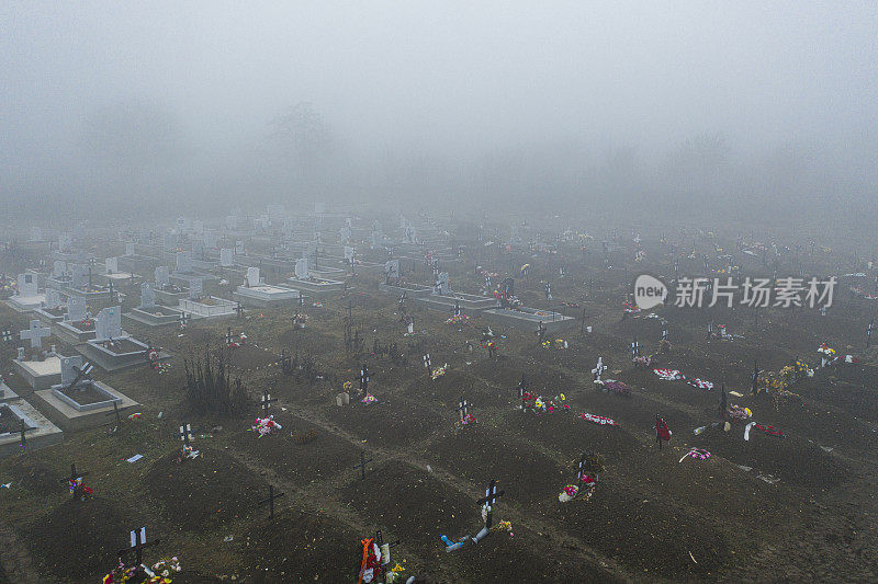 新冠肺炎的后果、新冠肺炎大流行后墓地中的坟墓、墓地中的死亡人员。