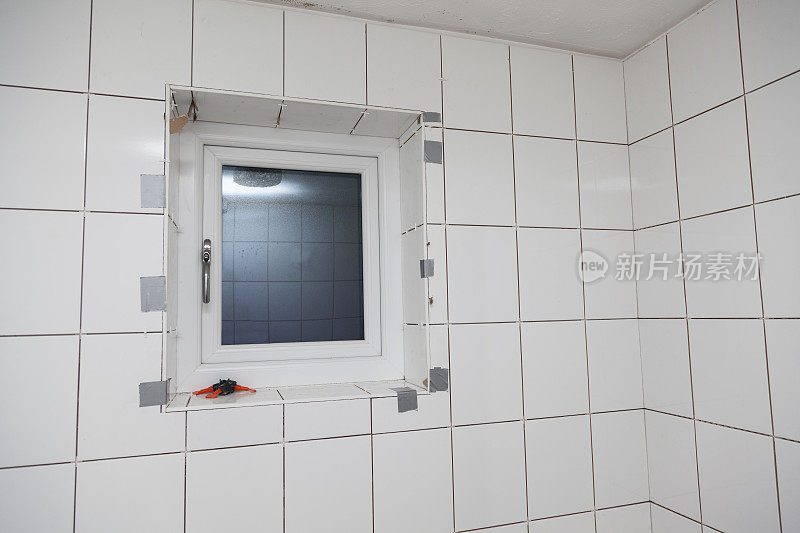 小浴室装修和安装前灌浆瓷砖