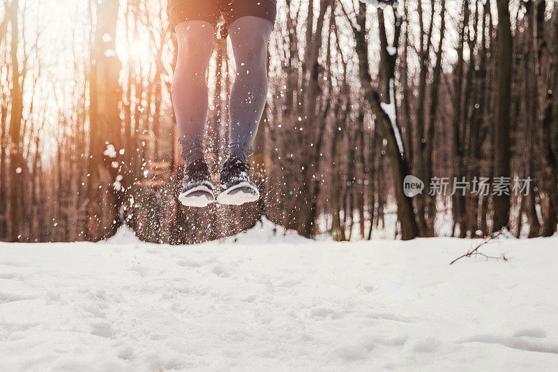 在雪地上跳。关闭了。