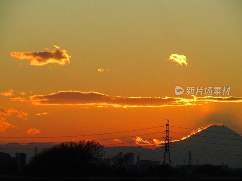 日本。1月。太阳落在富士山后面。