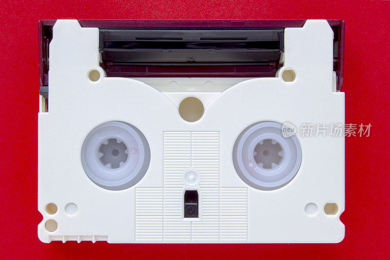 红色背景上的独立DV磁带