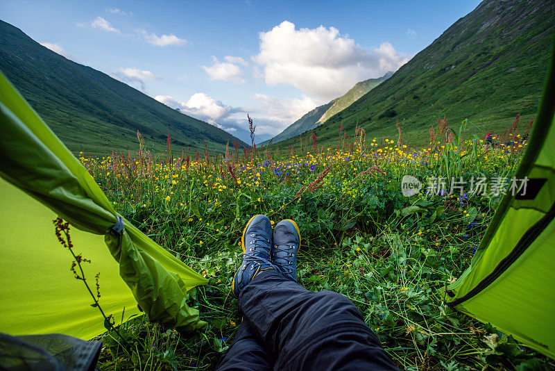 从帐篷里可以看到美丽的山景