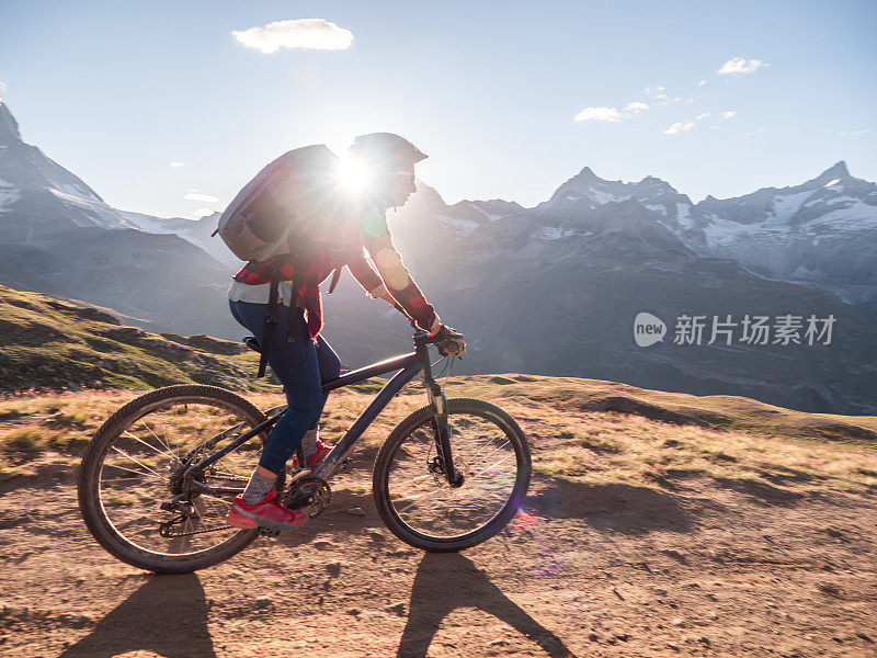 在瑞士的土路上骑山地车