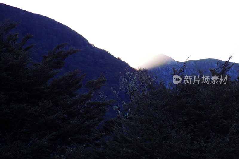 夕阳在科布山谷山脉，塔斯曼区，新西兰