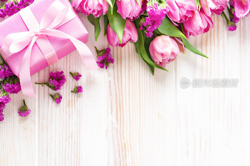 粉色礼盒和鲜花从天而降