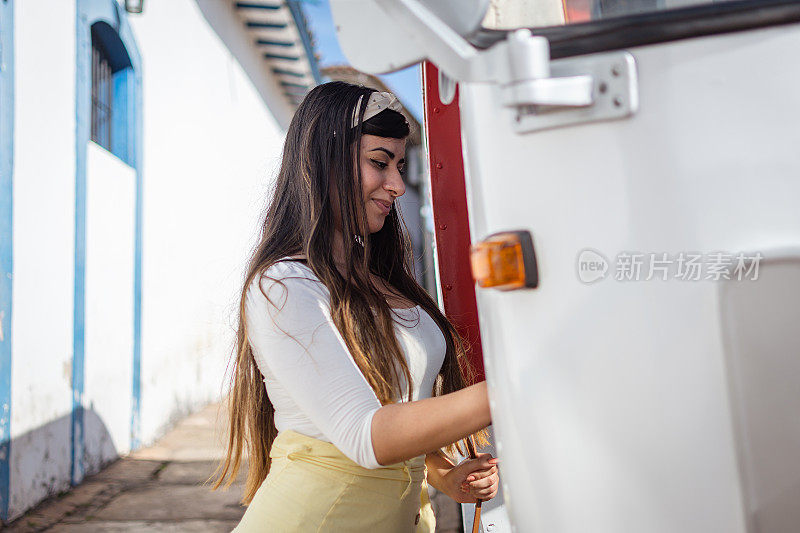 一位开朗的年轻女游客在参观这座历史名城时