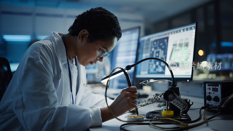 现代电子研究，发展设施:黑人女工程师做电脑主板焊接。科学家设计工业PCB，硅微芯片，半导体。特写镜头
