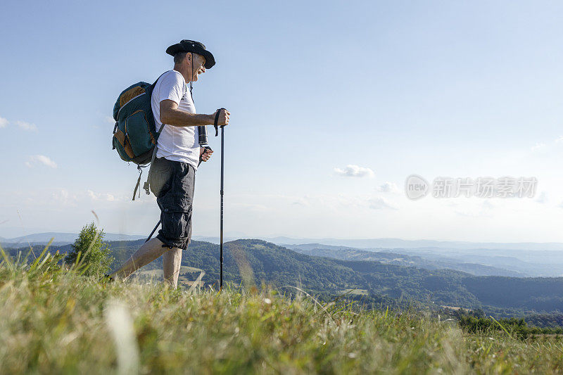 男人在徒步旅行时使用登山杖