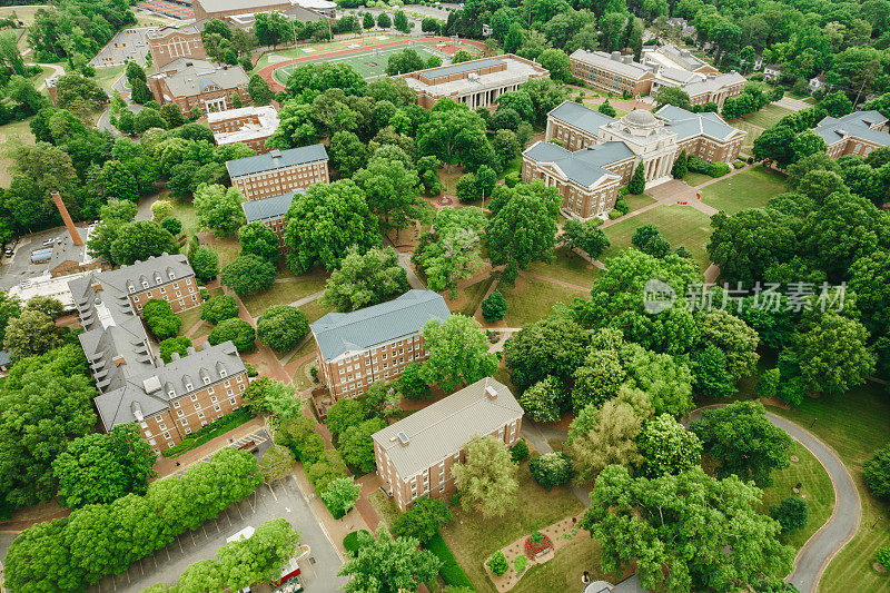 春天的大学校园上空