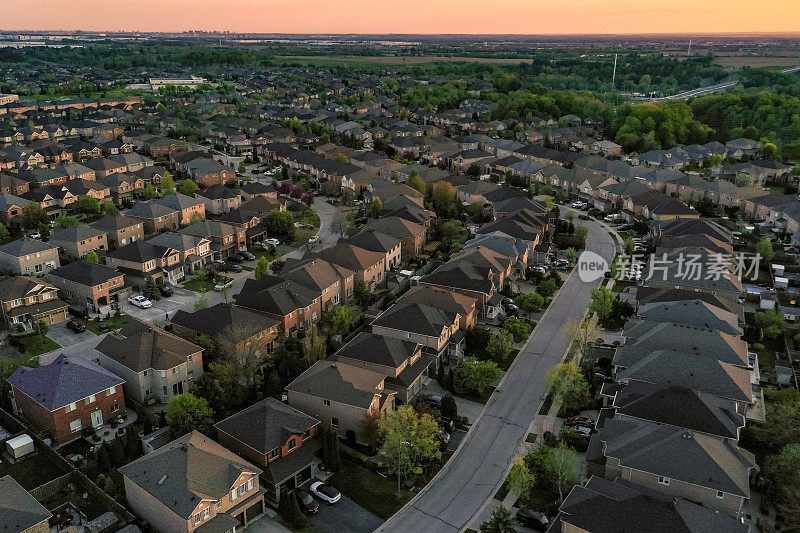 加拿大沃恩，Woodbridge和Kleinburg的独立复式住宅，在麦肯齐博士和Islinton大街的住宅区的鸟瞰图