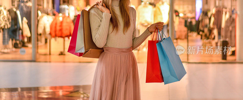女孩在购物中心购物袋在黑色星期五。购物者。销售。购物中心。网络星期一。本空间