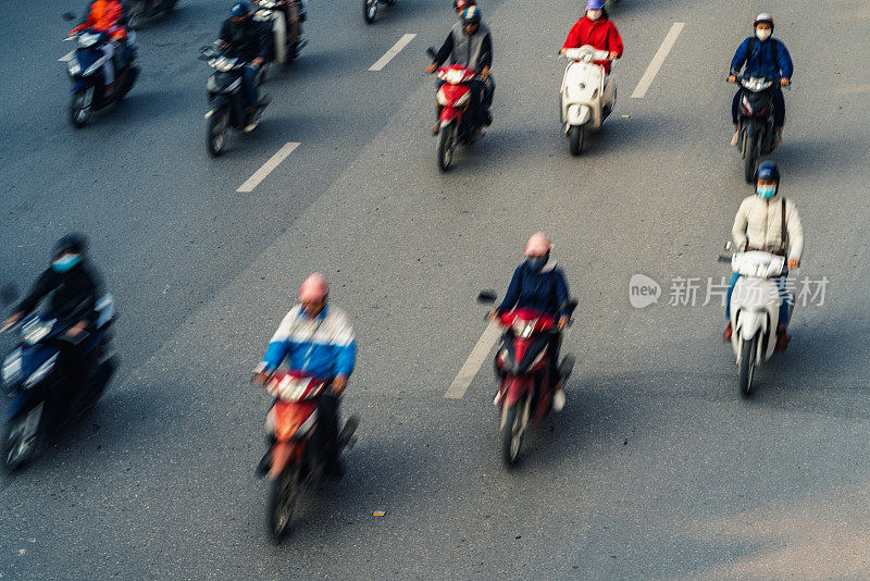 越南河内高速公路上的摩托车