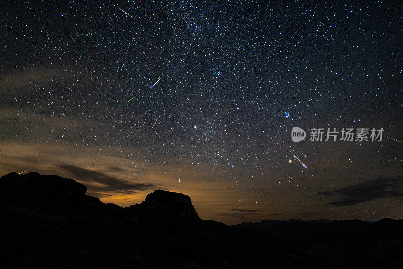 山上的夜空中有许多星星、银河和英仙座