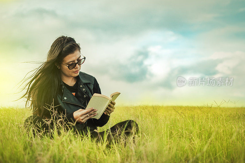 女人在田里看书，女孩在复印空间看书