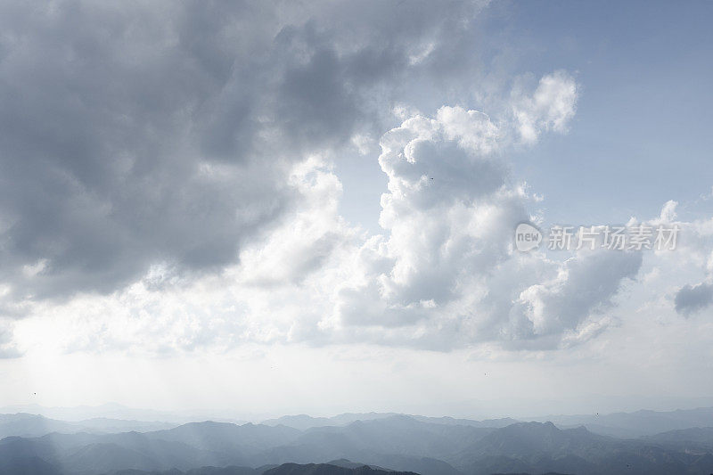 黄昏的光线穿过云层和山脉