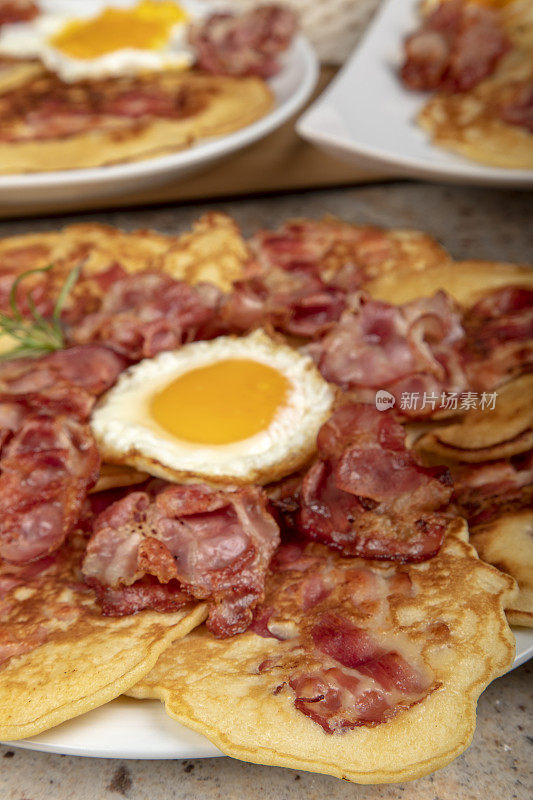 一盘培根煎饼。