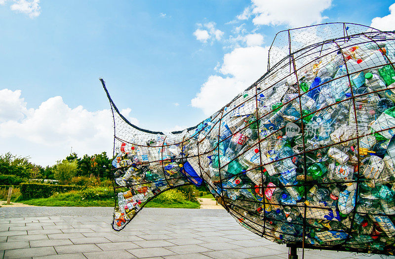 塑料污染，大量垃圾。用海洋垃圾制作的丝网大鱼鲸鱼