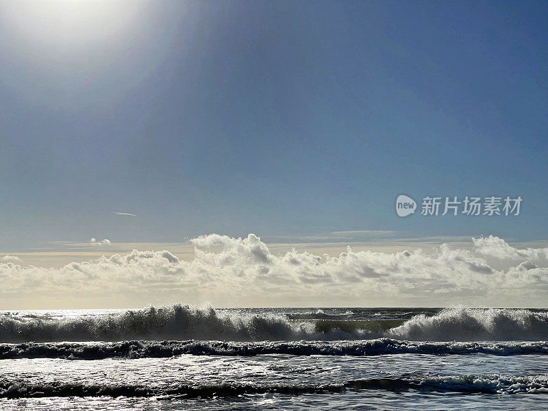 英国多塞特郡伯恩茅斯海岸线上的浪花