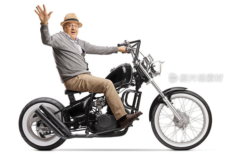 老人骑着定制的直升机摩托车，对着镜头挥手