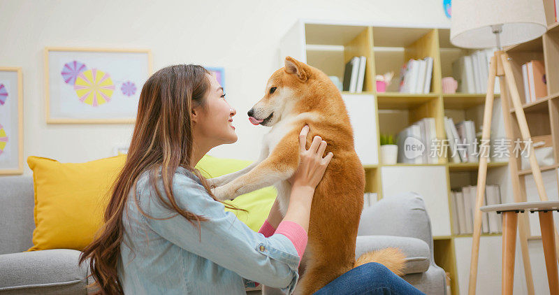 亚洲女人抱抱狗