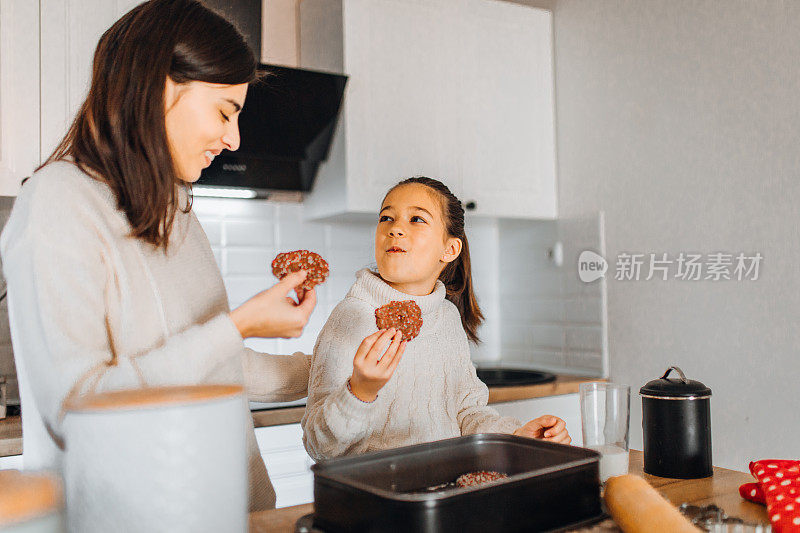 妈妈和女儿在厨房