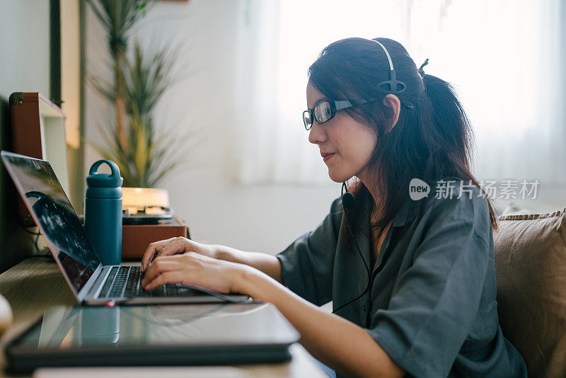 亚洲女商人在家里与团队进行视频电话会议