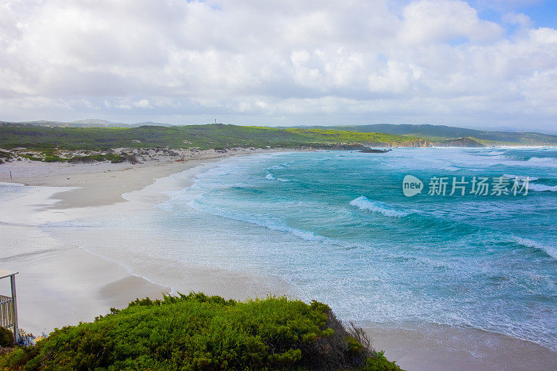 意大利撒丁岛沿着海岸有一个小海湾。