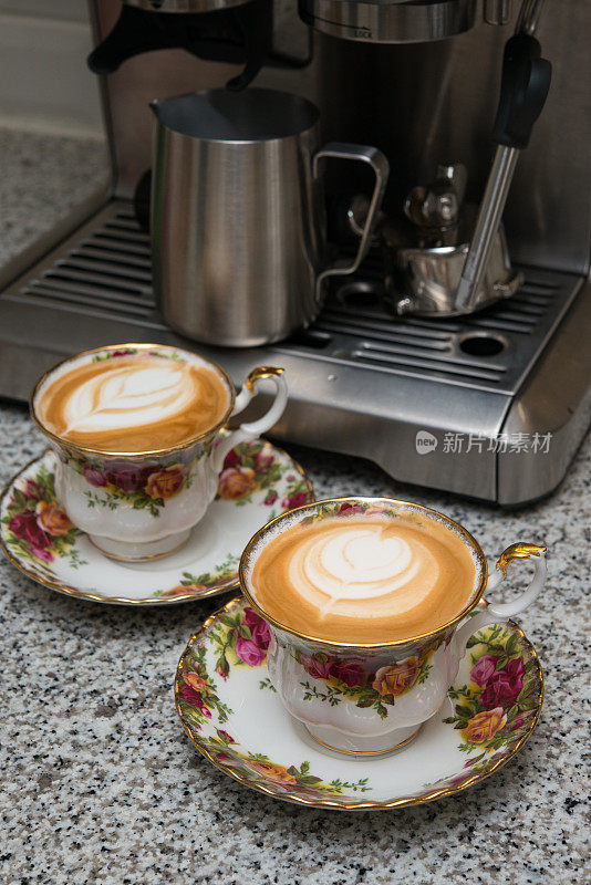 家庭咖啡师-自制白咖啡与脱脂牛奶在一对复古骨瓷杯红玫瑰图案