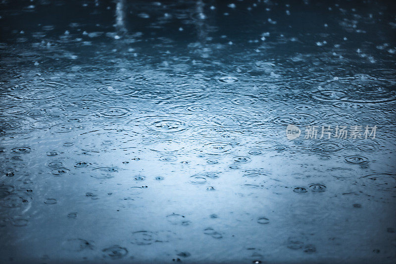 雨水落在水的背景上