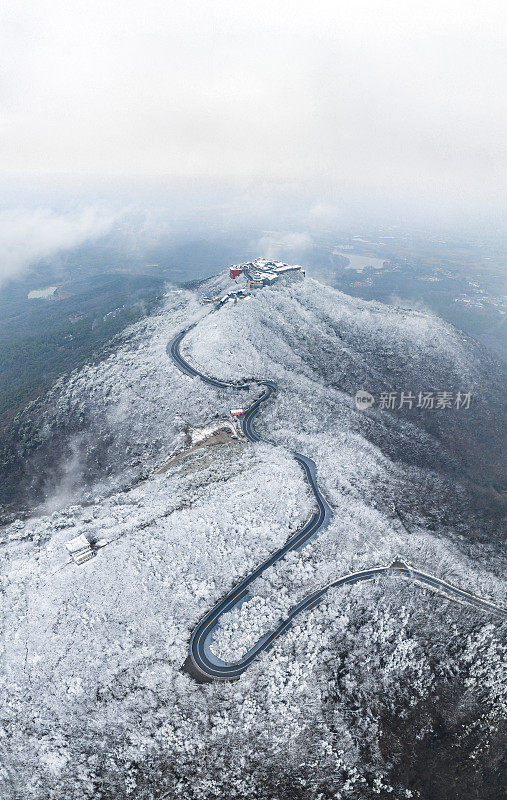 航拍被大雪覆盖的江苏省镇江句容茅山景区