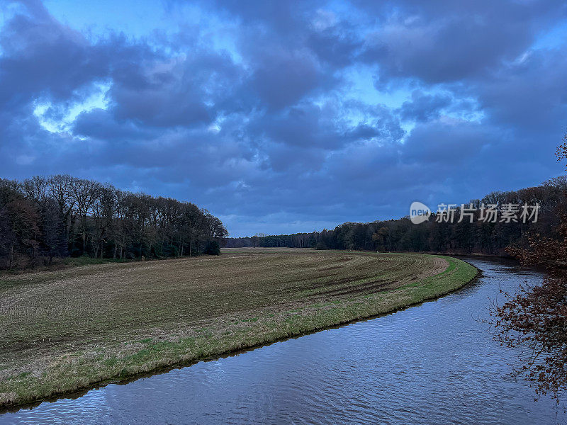 在德国，这条河名为“Gro?e Aa”，旁边是一片田野和一片森林。