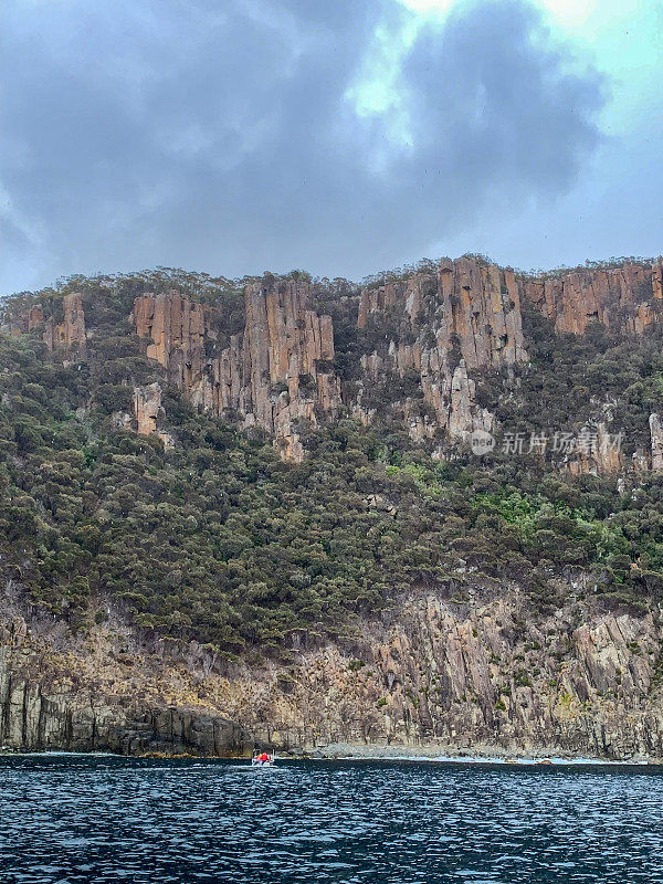 澳大利亚塔斯马尼亚岛，亚瑟港，塔斯曼国家公园保护区的鹰颈海岸悬崖