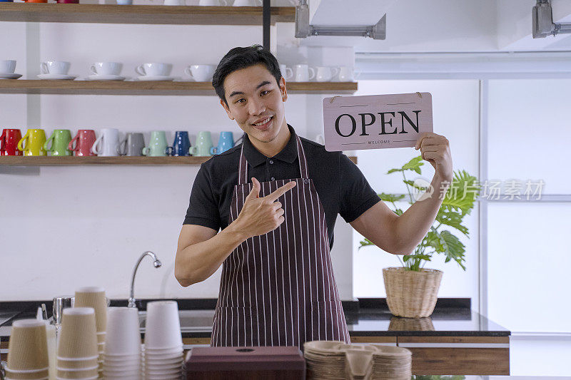 年轻的企业家在工作。咖啡店主。