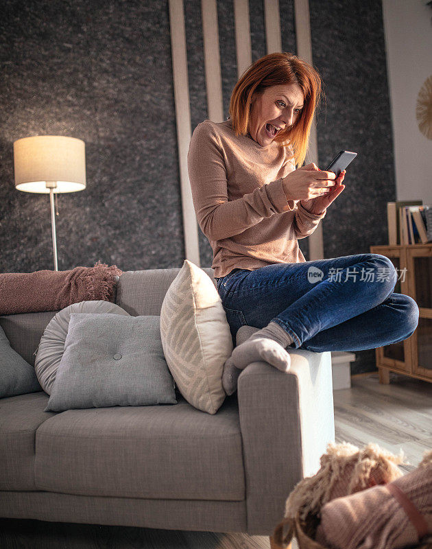 女人微笑着用智能手机发短信