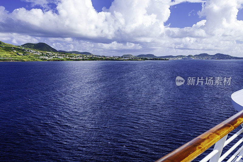 从我们的游轮经过云雾缭绕的山在我们接近加勒比岛屿圣基茨和尼维斯。