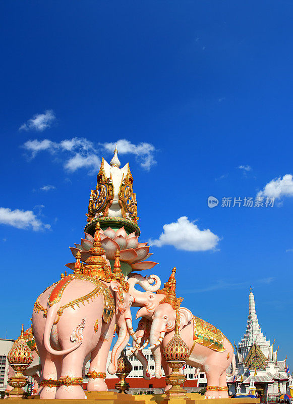 阳光明媚的曼谷市中心，五彩缤纷的大象雕像