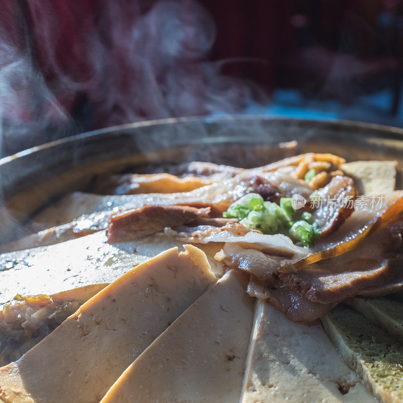 用豆腐和熏肉做的菜