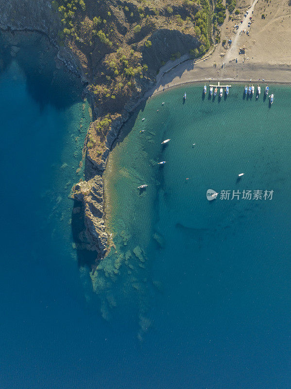 停泊在海湾里的游艇