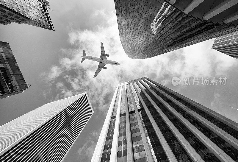 旧金山，摩天大楼上空的飞机。