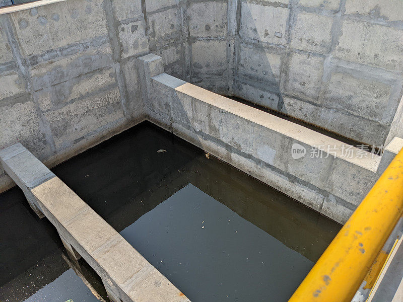 工业上混凝土污水池、污水孔照片。