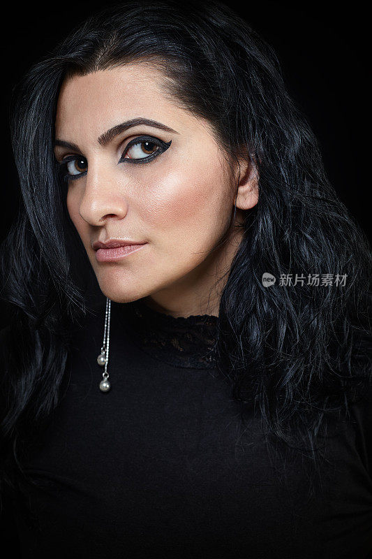 特写肖像自信的中东妇女与黑头发