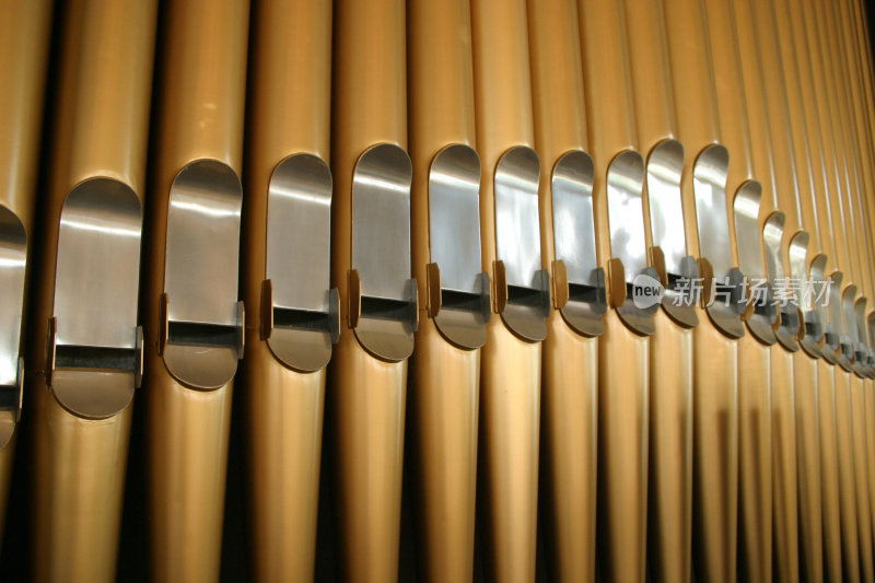 大型铜管和钢管风琴特写