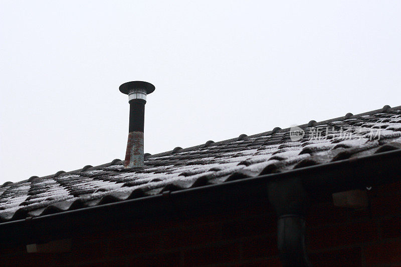 结霜屋顶上的通风管