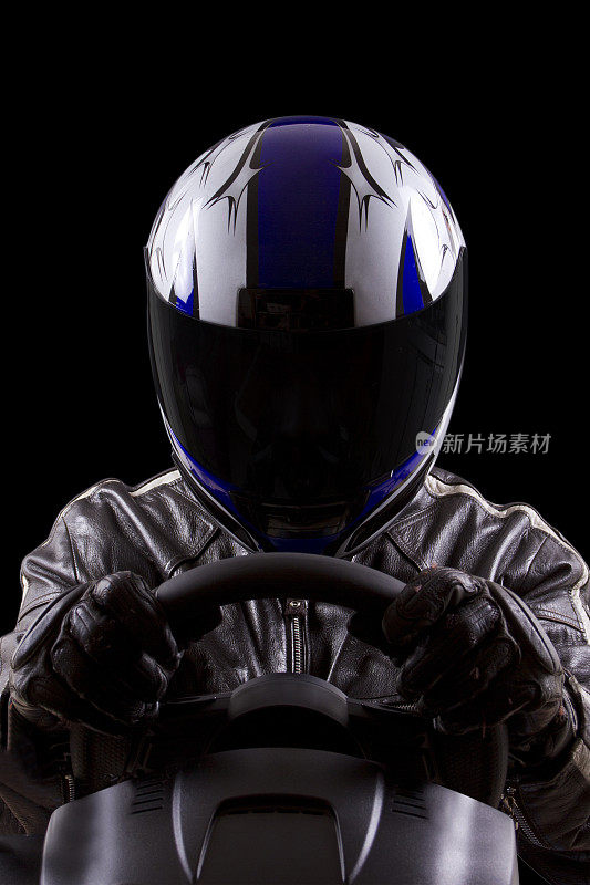 戴头盔和皮革防护装备的赛车手