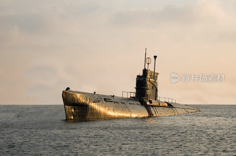 一艘刚刚浮出水面的俄罗斯潜艇